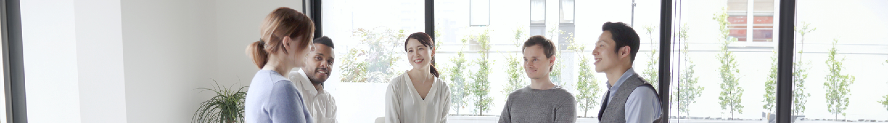 英語が話せるようになり、実践の場で、ネイティブと活き活きと英語で会話する様子